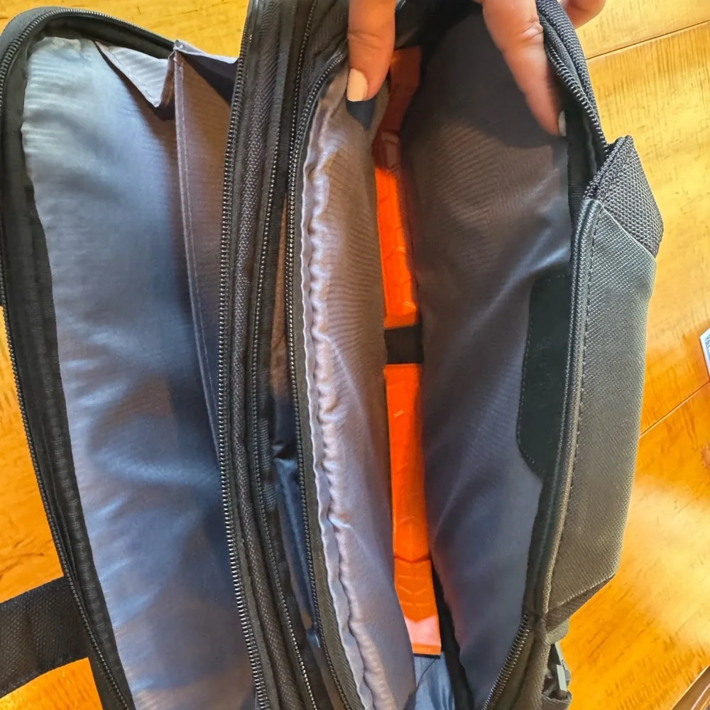 Targus Black Men's Laptop Messenger Bag with Shoulder Strap